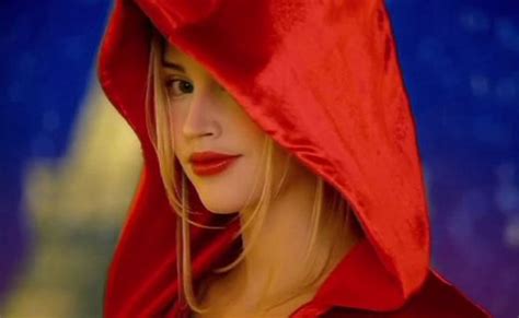 pub chanel chaperon rouge analyse|Les campagnes Chanel N°5 de 1973 à aujourd'hui.